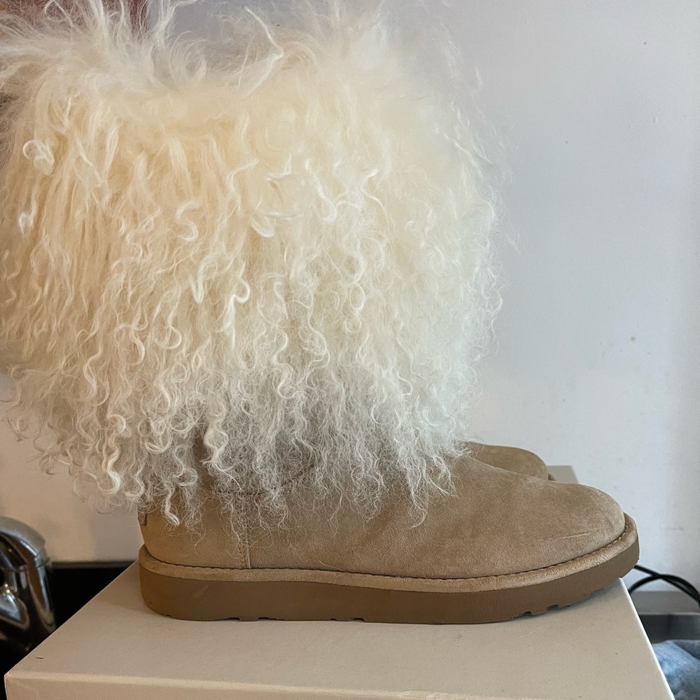 LIMITED- Ugg Short Sheepskin Boot- Size 7